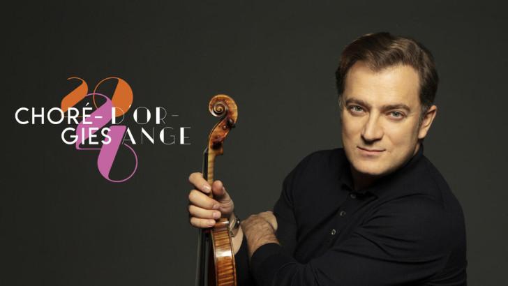 Portrait de Renaud Capuçon (tenant son violon dans la main droite) pour les Chorégies d'Orange dont le nom apparaît sur la photo
